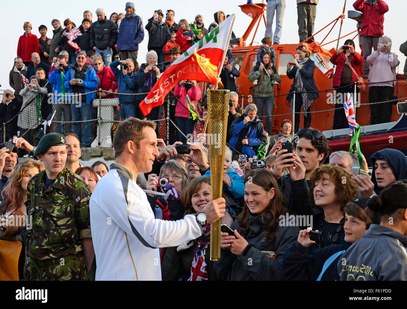Médaillé d'or olympique Sir Ben Ainslie portant la torche olympique sur la première partie du voyage à Londres en 2012 Banque D'Images