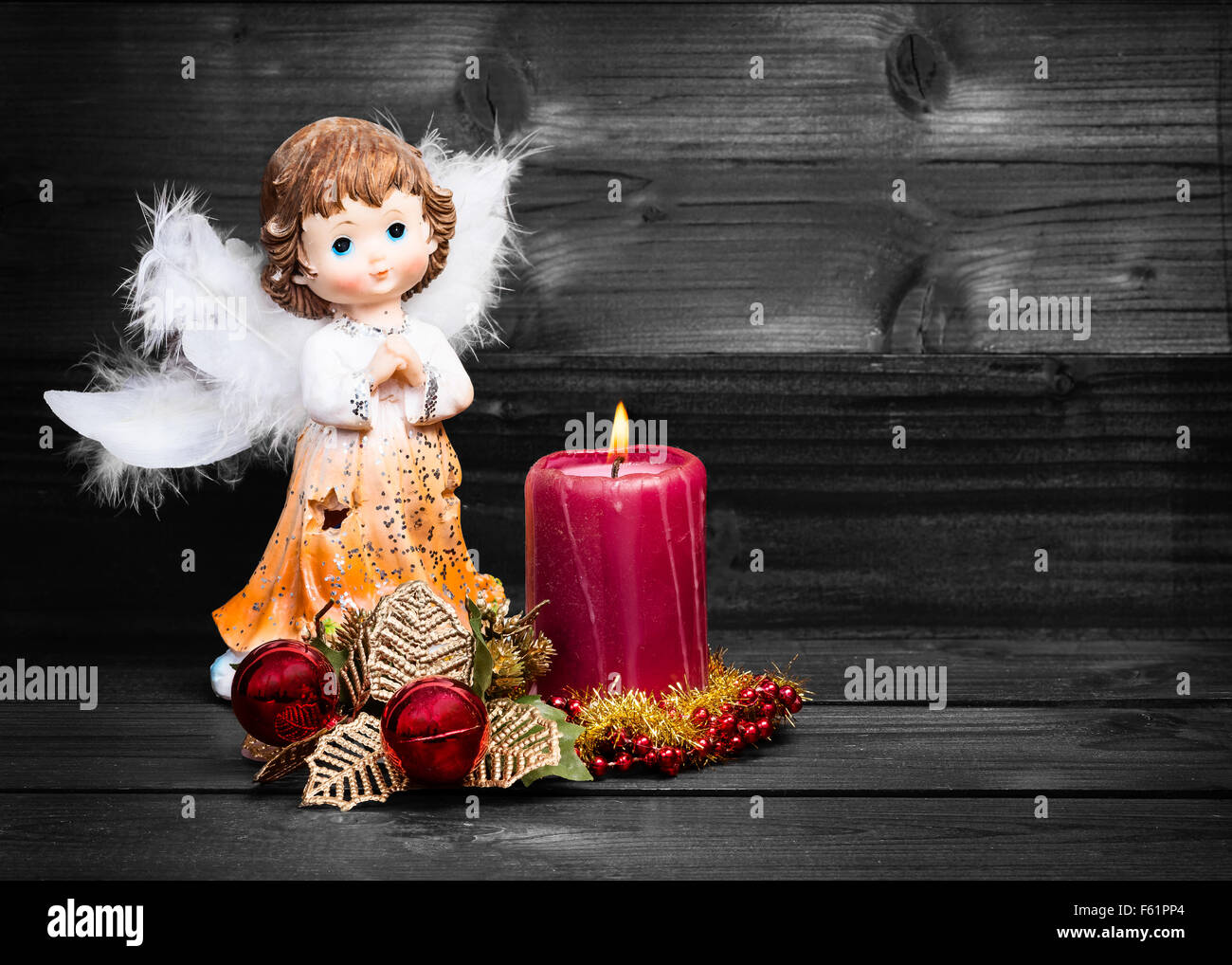 Carte de vœux de Noël avec une bougie et anges sur fond de bois noir et  blanc Photo Stock - Alamy