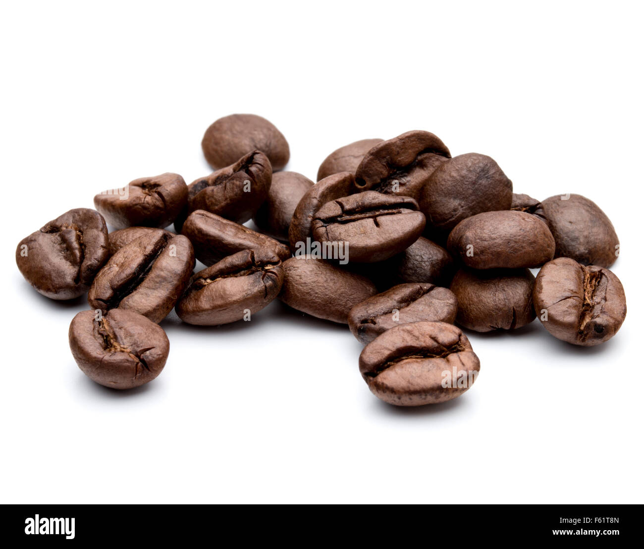 Les grains de café torréfiés isolé en fond blanc dentelle Banque D'Images