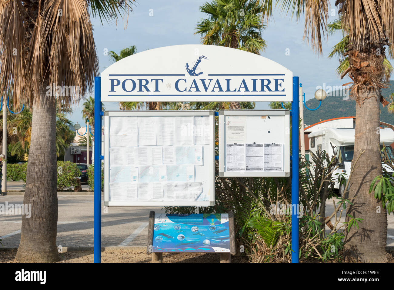 Une affiche sur le port de Cavalaire, sur la côte d'Azur, Provence France Banque D'Images