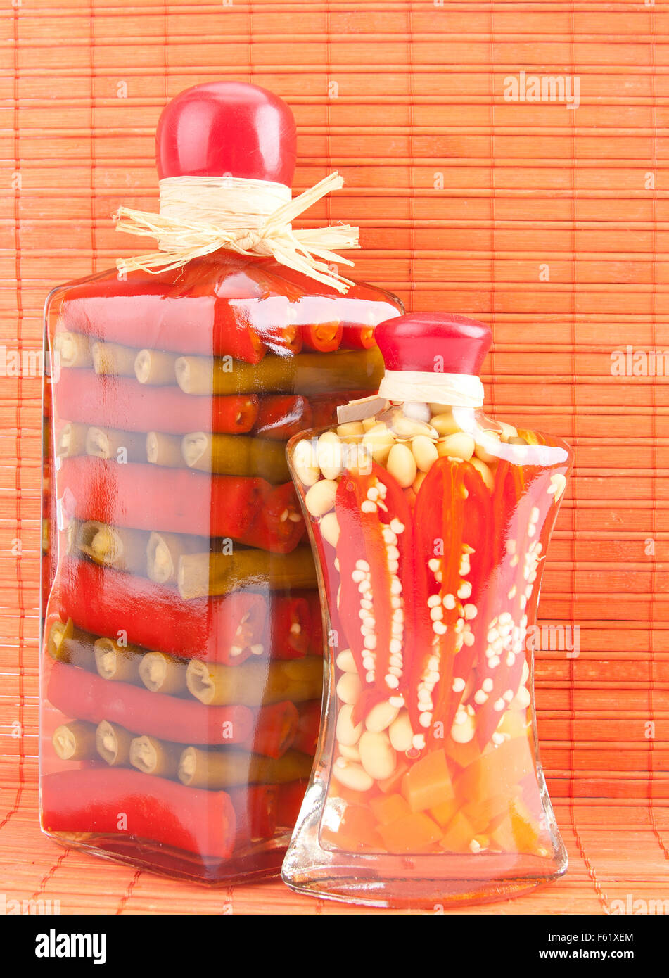 Les légumes en conserve dans des bocaux en verre. Poivre, string bean et asperges Banque D'Images