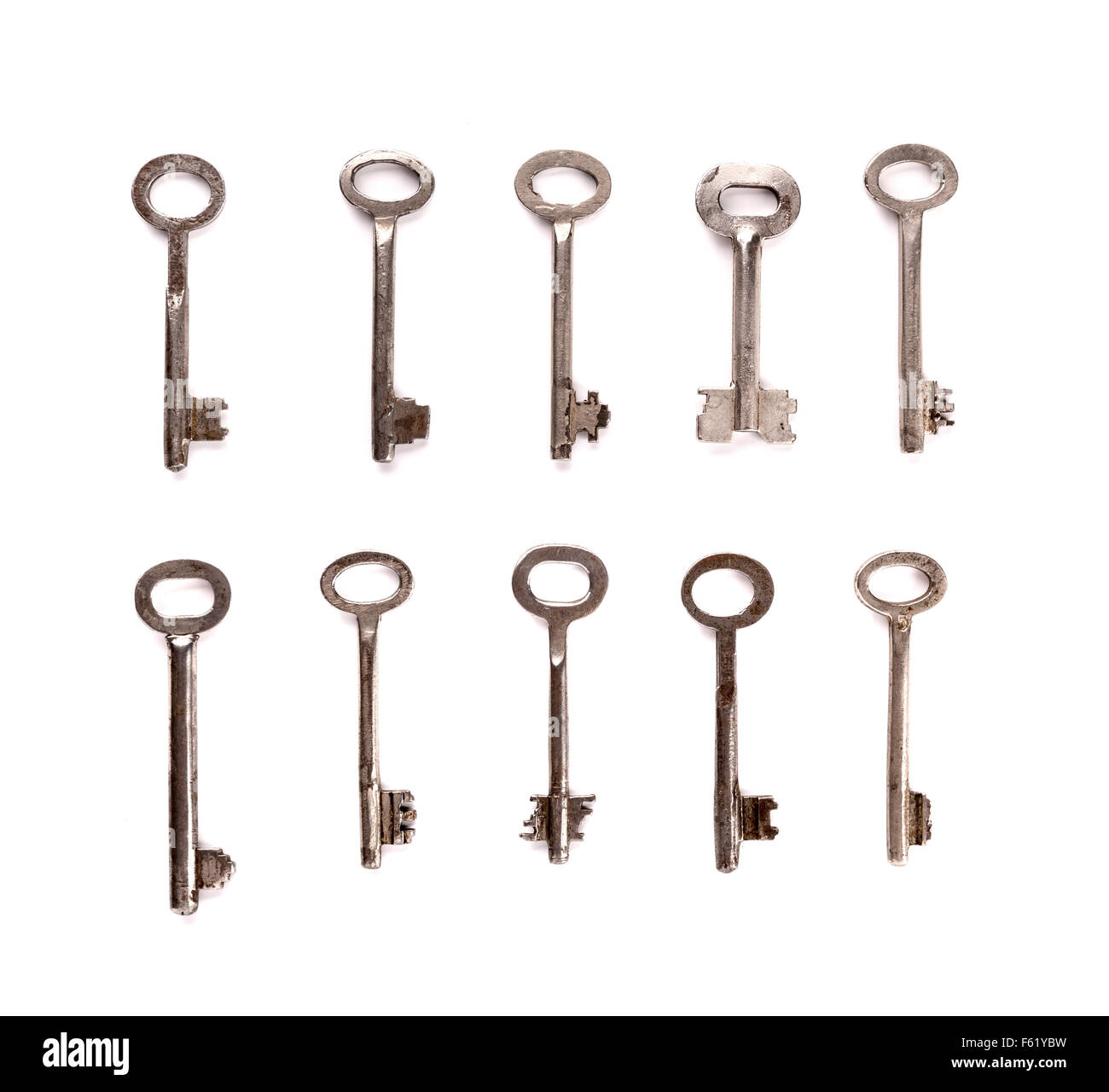 Ensemble d'anciennes clés sur fond blanc Banque D'Images