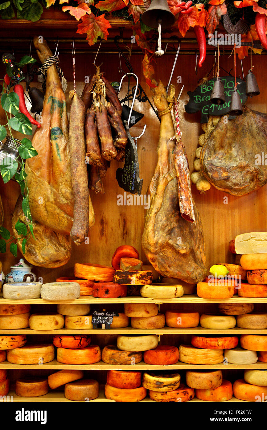 Produits traditionnels portugais incroyable dans une épicerie fine à Porto, Portugal Banque D'Images