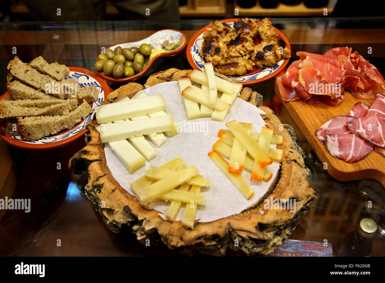 Incroyable de dégustation des produits traditionnels portugais dans une épicerie fine à Porto, Portugal Banque D'Images