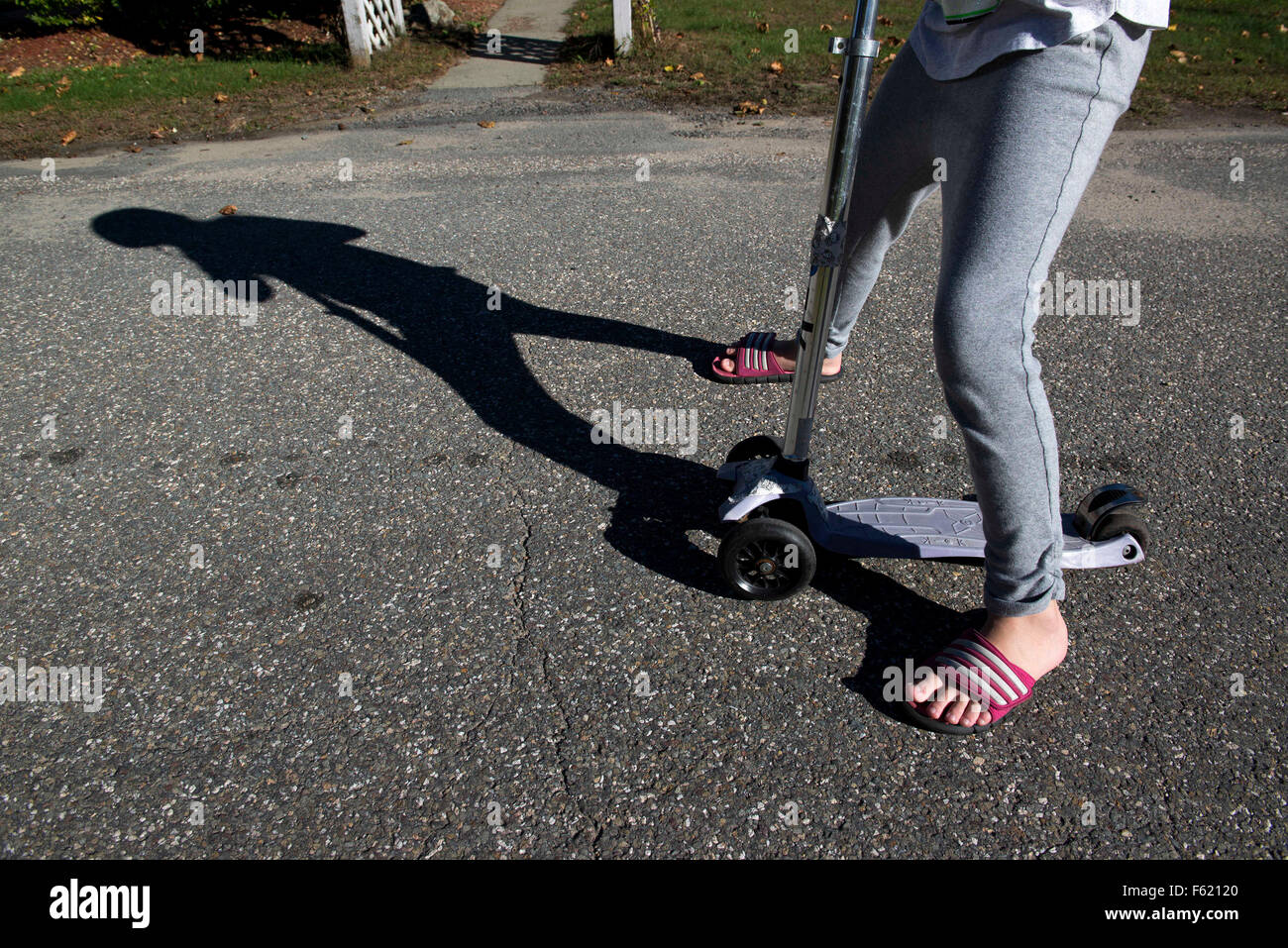 Jeffersonville, New York, USA. 10 Oct, 2015. Jillian passe beaucoup de temps à aller dans le quartier, de jouer, de marcher par elle-même. Jillian sager est de 10 ans, fille, et je vis en banlieue, avec son esprit créatif qu'elle crée son petit royaume. Elle est également dans le groupe d'âge moyen - à partir de la fille pour adolescent - qui reflète sur ses relations avec sa famille immédiate. (Crédit : Danielle Shitrit via Zuma sur le fil) Banque D'Images