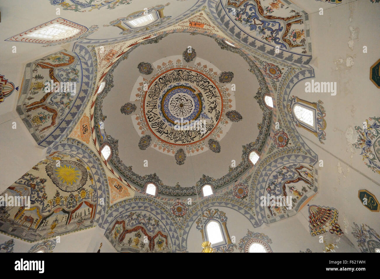 Décoration sur l'intérieur de la coupole de la mosquée de Sinan Pacha. Prizren, Kosovo. Banque D'Images