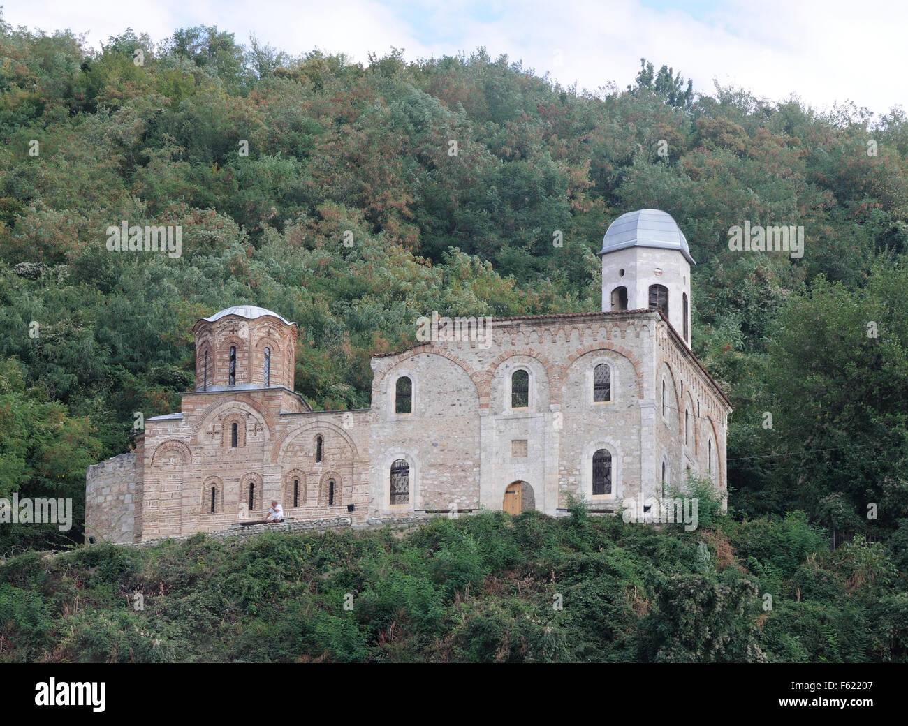 Monastère sur une colline boisée au-dessus de Prizren, au Kosovo. Banque D'Images