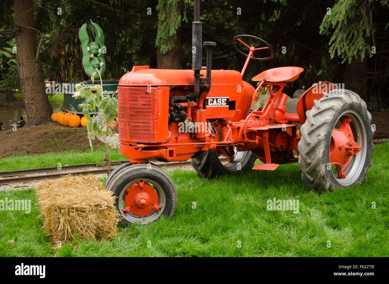 Petit tracteur rouge à la ferme Banque D'Images