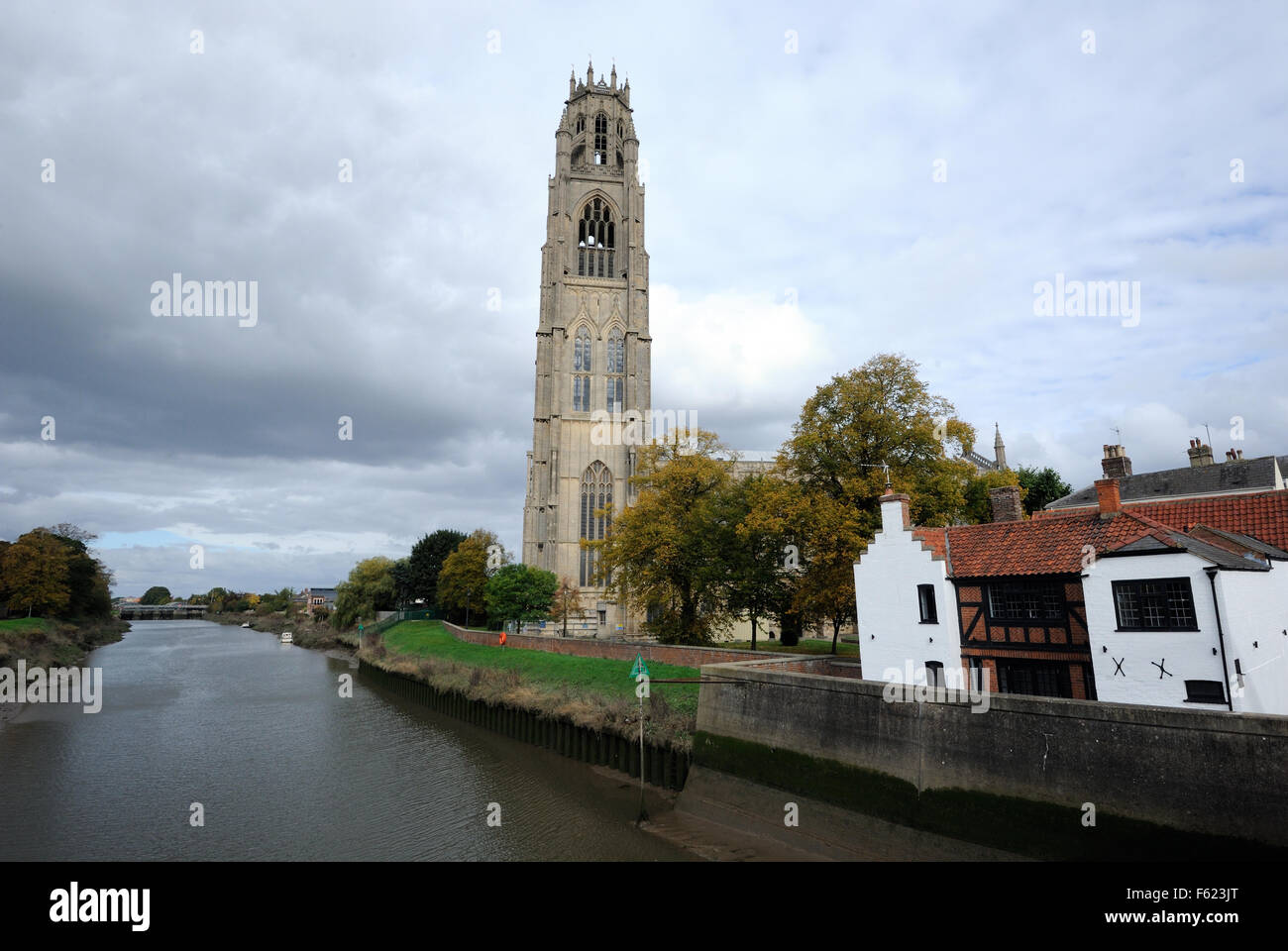 Le Boston Stump, la tour de St Botolph, à côté de la rivière Witham. Boston, Lincolnshire, Royaume-Uni Banque D'Images