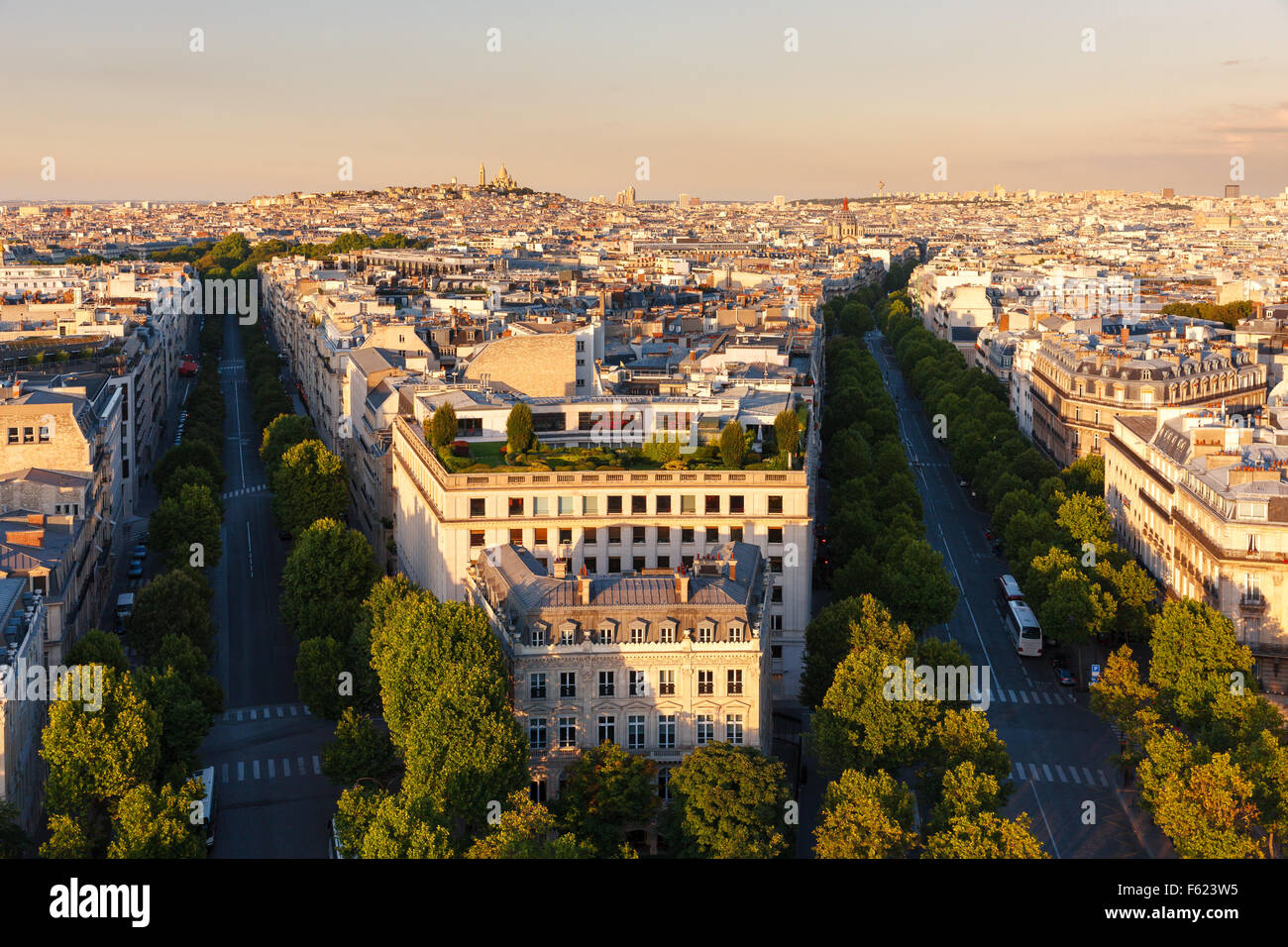 Le centre de Paris, en fin d'après-midi, des avenues Hoch et de Friedland à la fin de l'après-midi dans le 8ème arrondissement. Banque D'Images