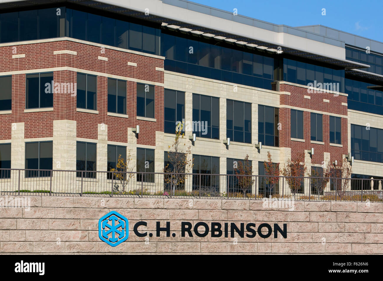 Un logo affiche à l'extérieur du siège de C.H. Robinson à Eden Prairie, Minnesota le 24 octobre 2015. Banque D'Images