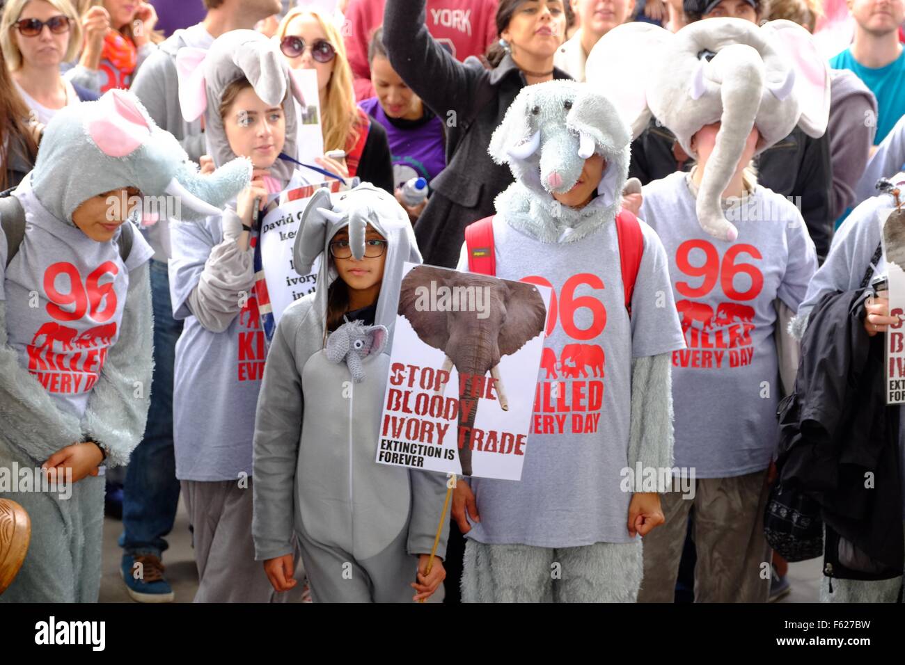 Marche Mondiale pour les éléphants et rhinocéros. Démo à Londres , 96 personnes s'habillent de costumes d'éléphants qui représente l'estimation du nombre d'éléphants tués chaque jour en Afrique pour leur ivoire, soulignant la nécessité d'agir pour sauver les espèces menacées. D'interieurélectronique Banque D'Images