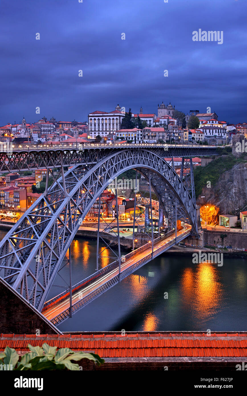 Le Pont Dom Luis I sur la rivière Douro. À droite (nord) de la ville de Porto, à gauche (sud), Vila Nova de Gaia. Portugal Banque D'Images