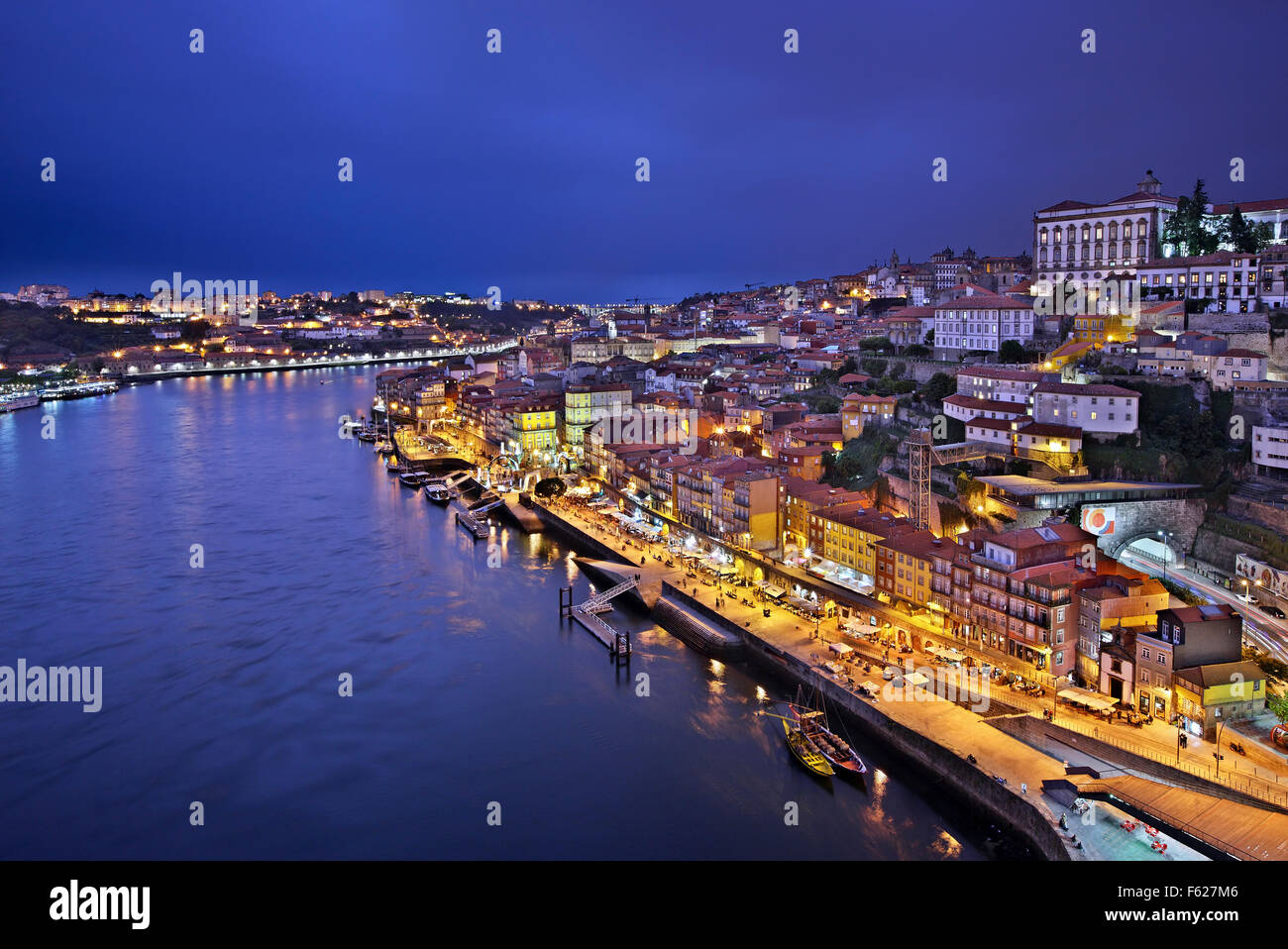 Vue de la nuit de Porto à partir de Pont Dom Luis I. Vous pouvez voir le quartier de Ribeira et la rivière Douro. Banque D'Images