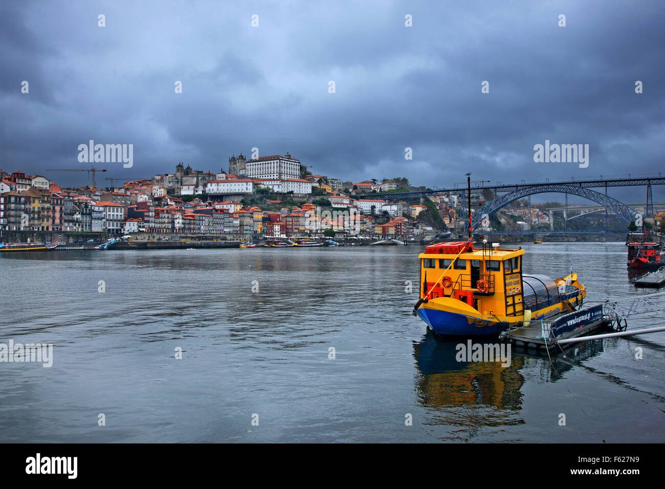 Vue sur Porto (à gauche) et de Vila Nova de Gaia (droite). Entre eux fleuve Douro et Pont Dom Luis I Banque D'Images