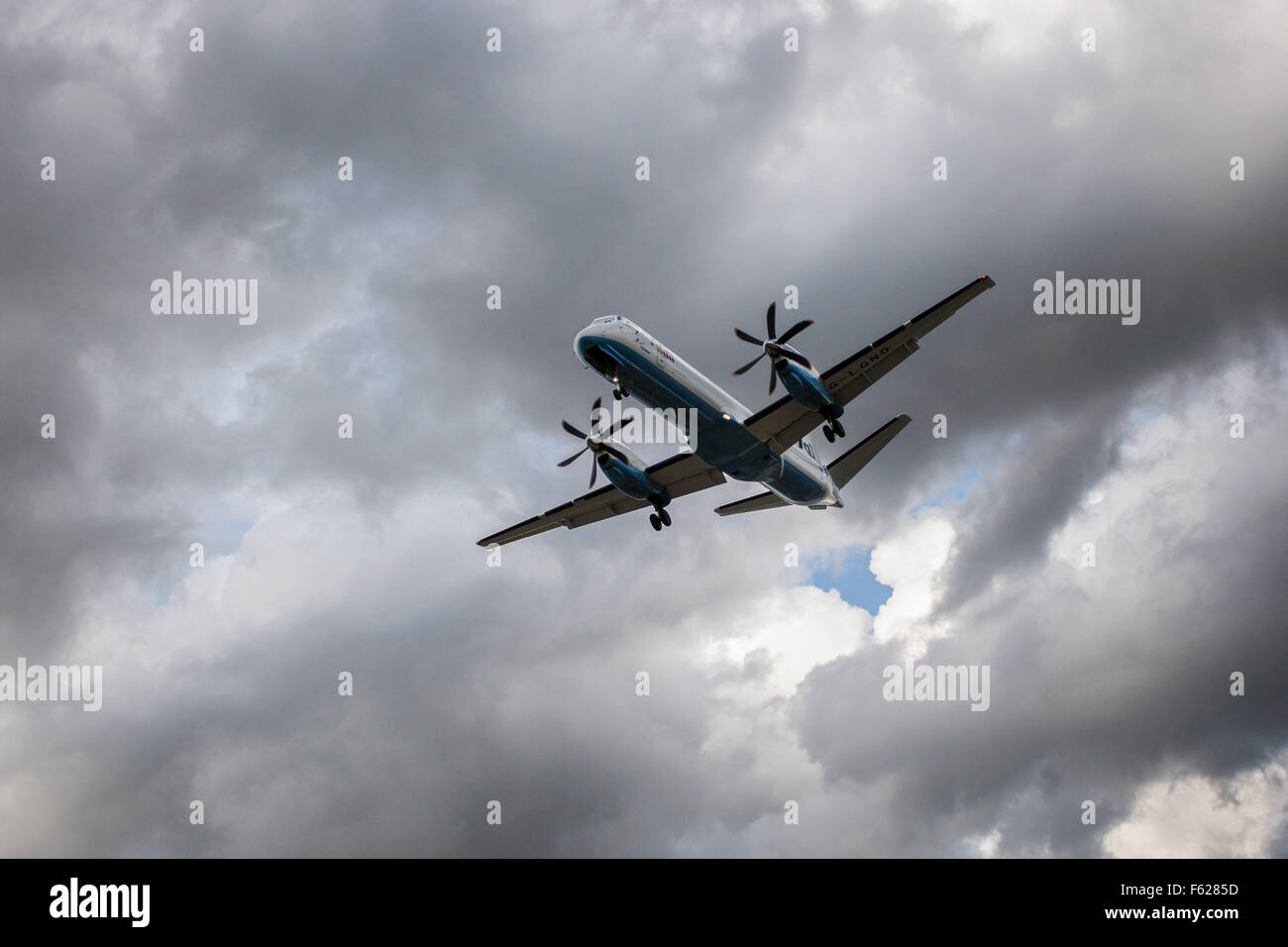 Un avion à l'atterrissage à l'aéroport de London City Banque D'Images