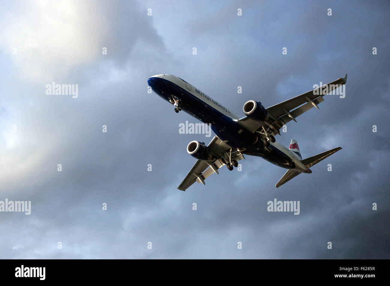 Un avion à l'atterrissage à l'aéroport de London City Banque D'Images
