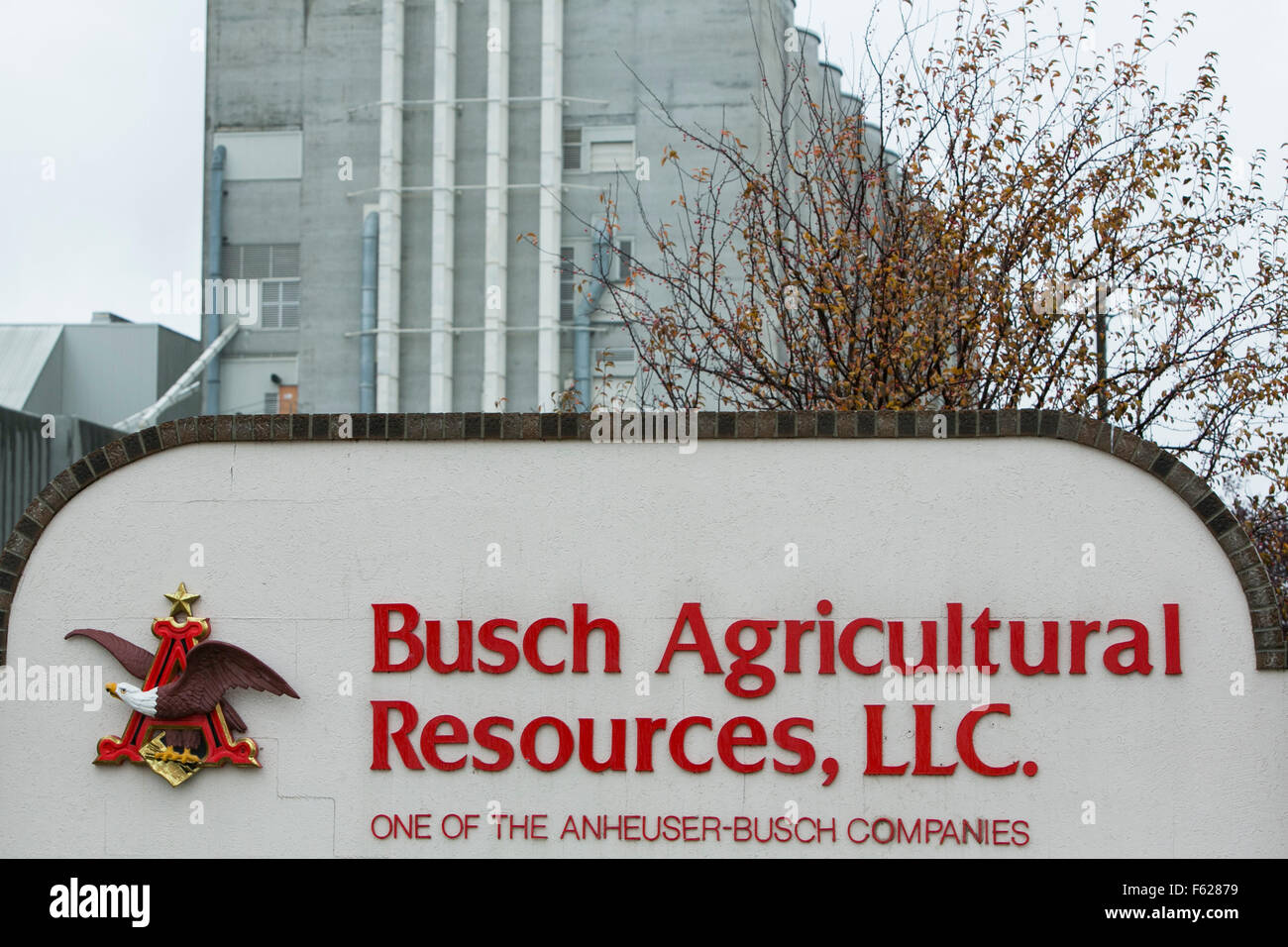 Un logo affiche à l'extérieur d'un établissement occupé par Busch ressources agricoles dans la région de Moorhead, Minnesota le 23 octobre 2015. Banque D'Images