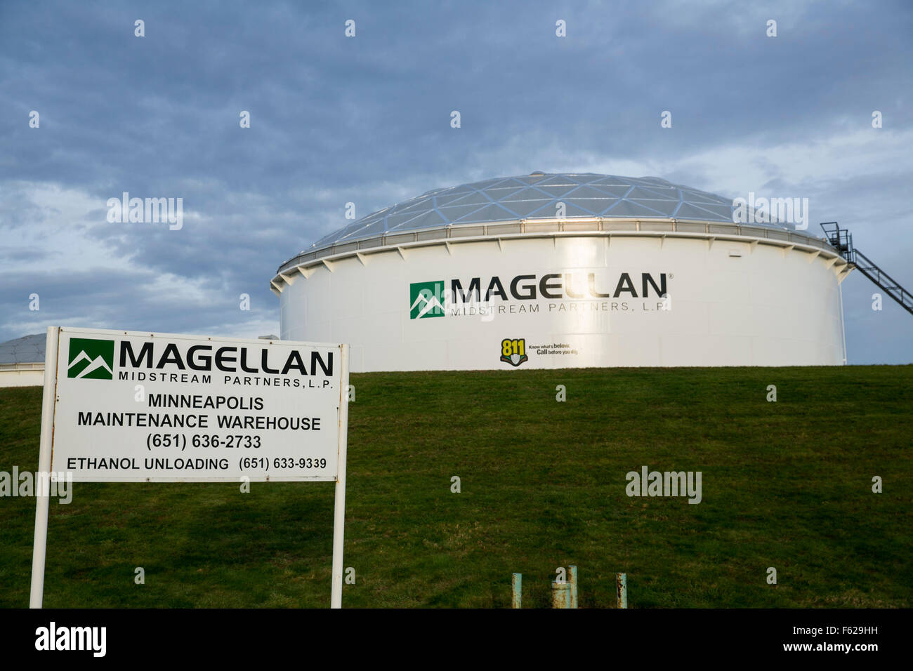 Un logo affiche à l'extérieur d'une installation de traitement, Magellan occupés Partners, L.P., à Saint Paul, Minnesota le 25 octobre 2015. Banque D'Images