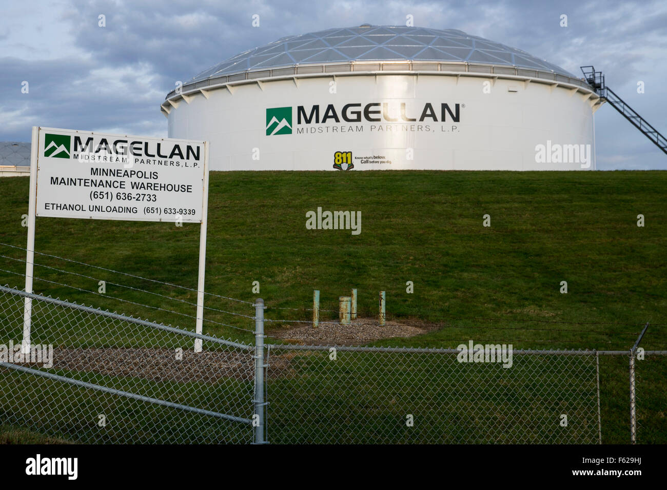 Un logo affiche à l'extérieur d'une installation de traitement, Magellan occupés Partners, L.P., à Saint Paul, Minnesota le 25 octobre 2015. Banque D'Images