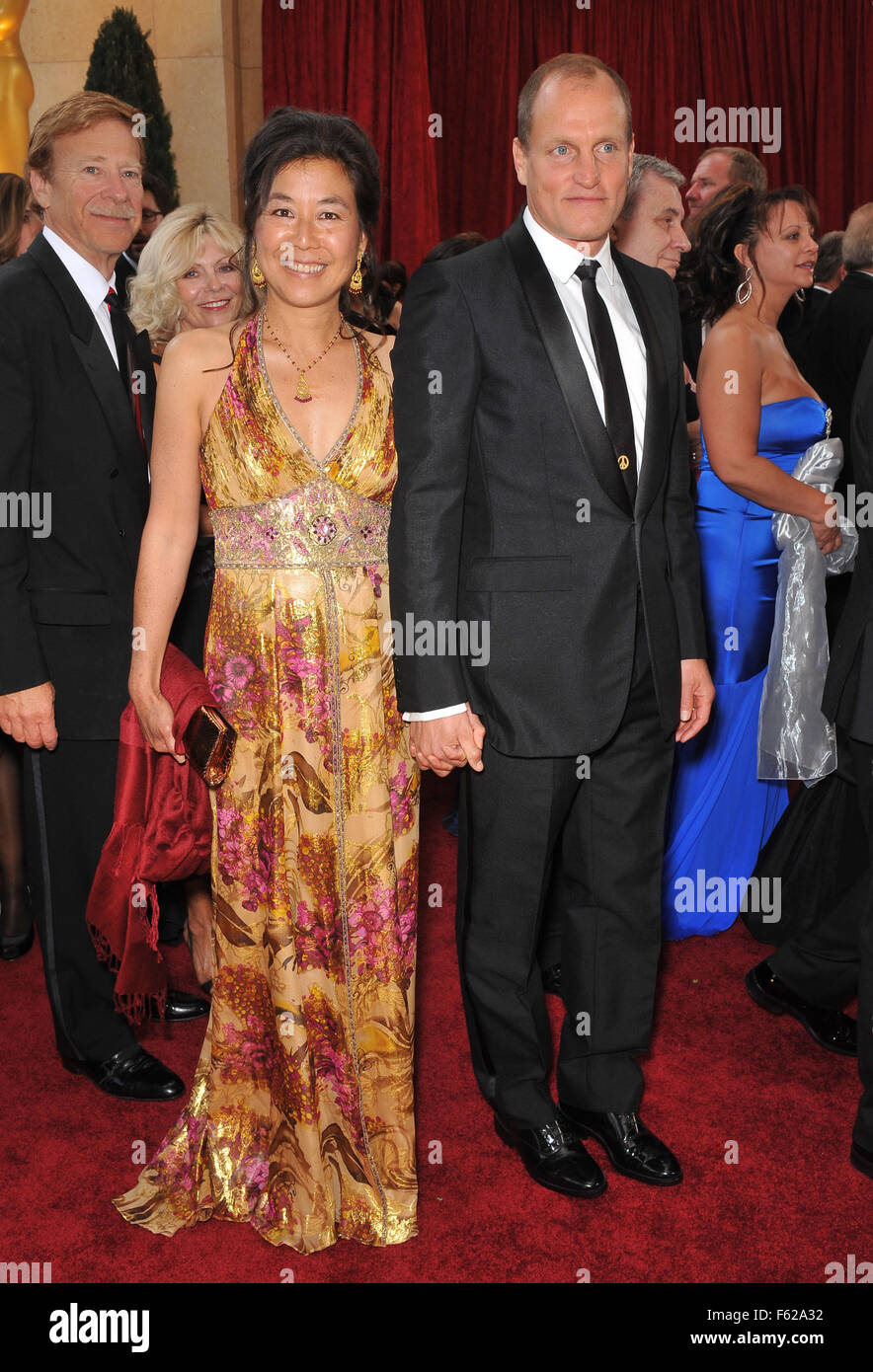 LOS ANGELES, CA - 7 mars 2010 : Woody Harrelson & Lara Louie à la 82e Conférence annuelle de l'Academy Awards au Kodak Theatre, à Hollywood. Banque D'Images