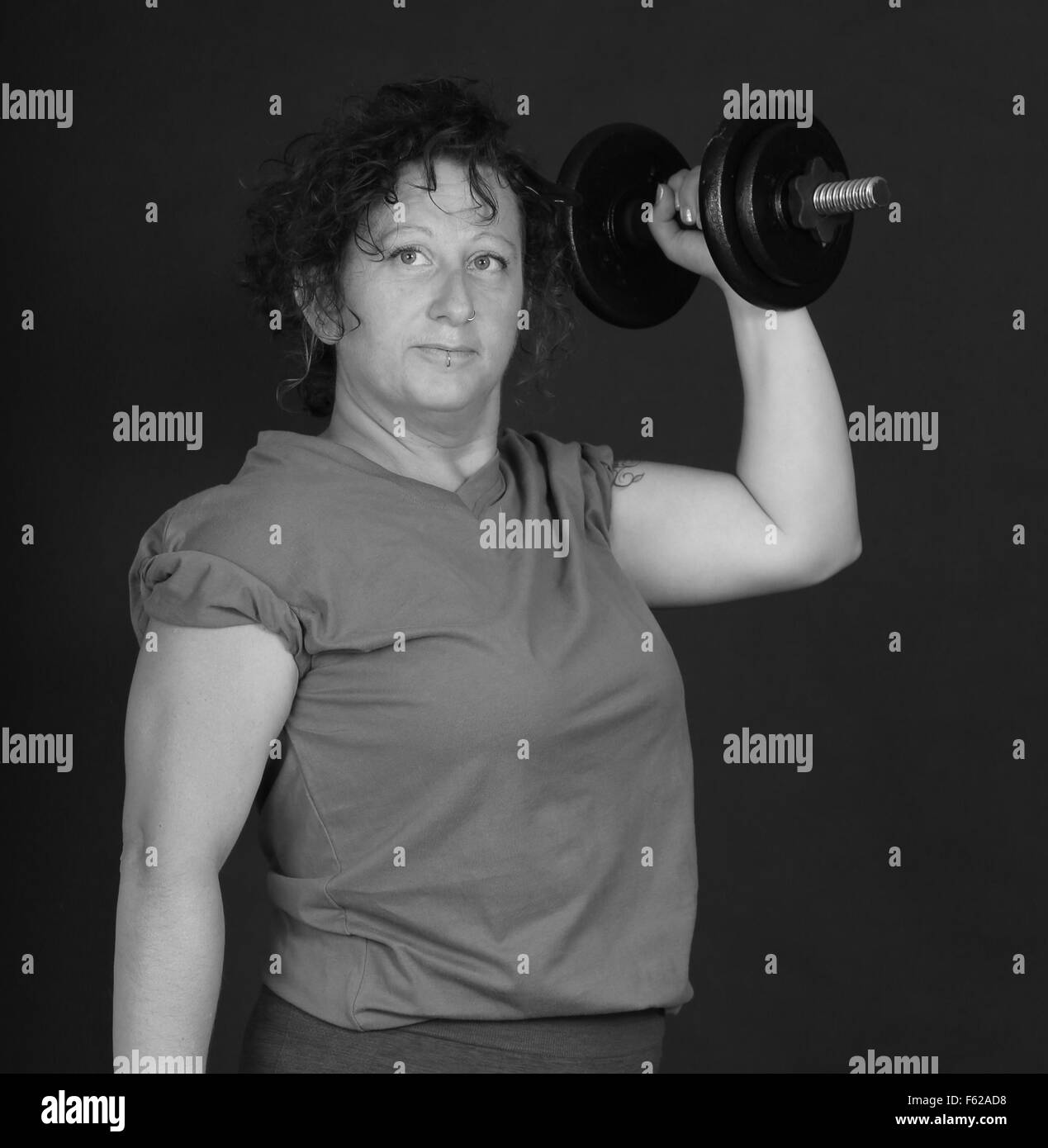 Femme mi années '30 avec des poids de formation Banque D'Images