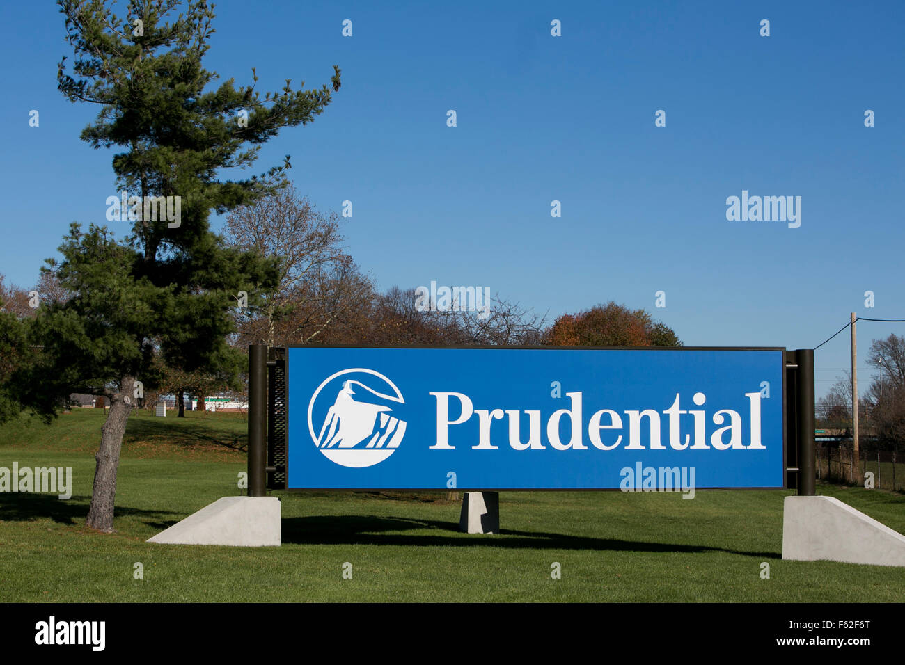 Un logo affiche à l'extérieur d'un établissement occupé par Prudential Financial, Inc., de Horsham, New York le 8 novembre 2015. Banque D'Images
