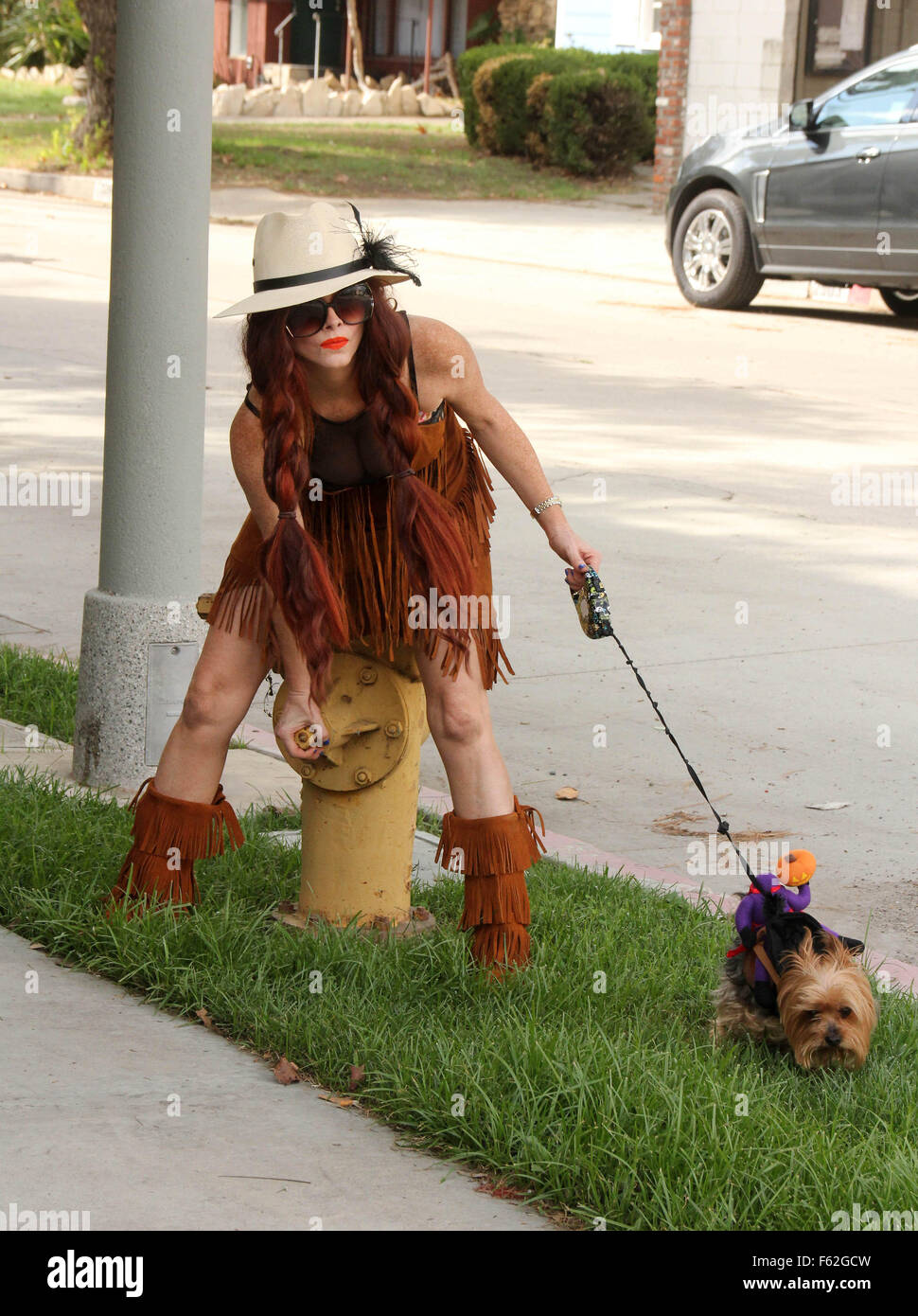 Phoebe : porte un costume de Pocahontas en se promenant son chien Henry comprend : Phoebe : où : Los Angeles, California, United States Quand : 05 Oct 2015 Banque D'Images