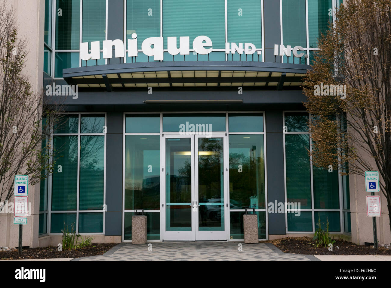 Un logo affiche à l'extérieur du siège social de Unique Industries, Inc., à Philadelphie, Pennsylvanie le 7 novembre 2015. Banque D'Images