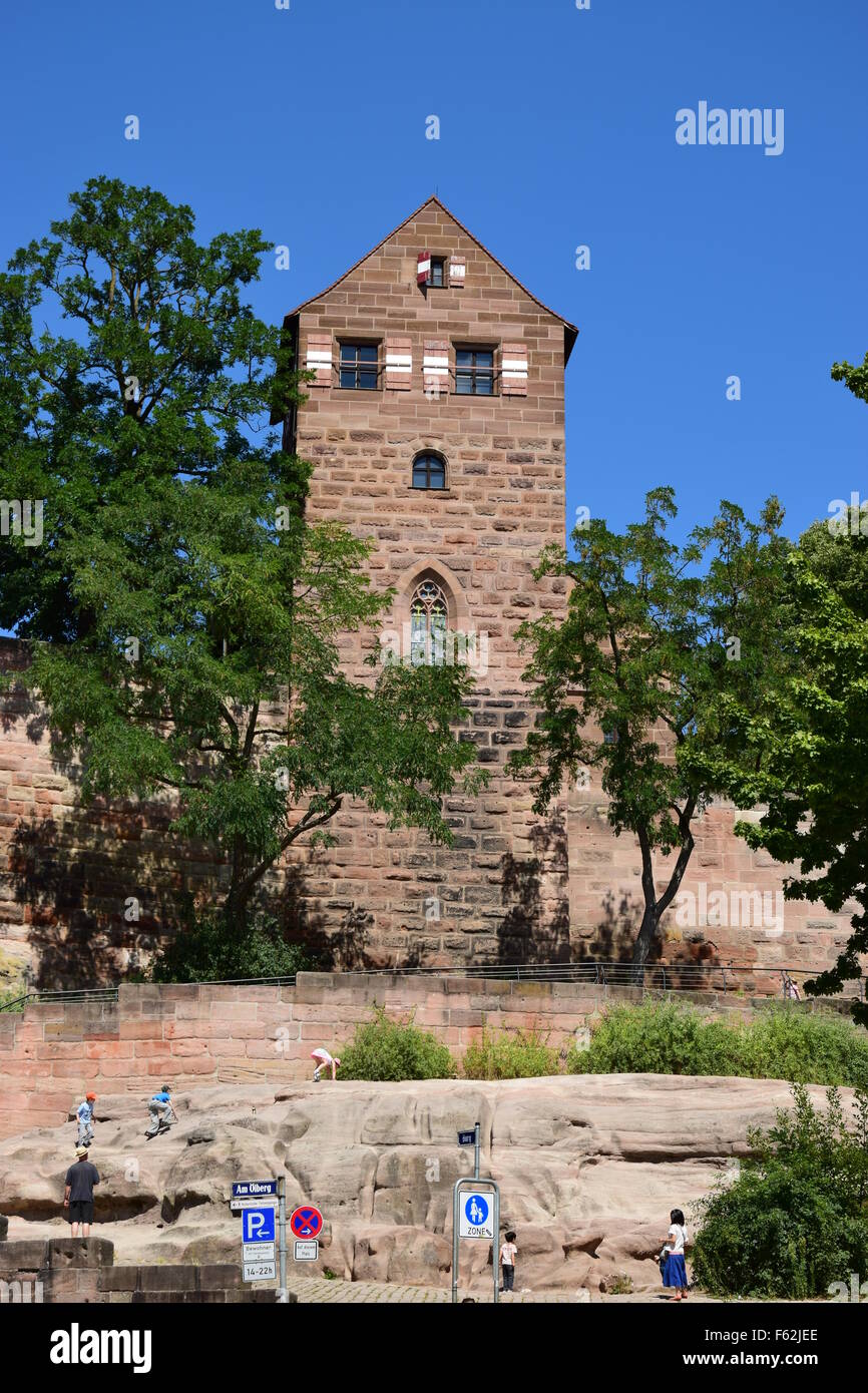 En s'appuyant sur le château impérial Kaiserburg () à Nuremberg, Nuremberg, Allemagne Banque D'Images