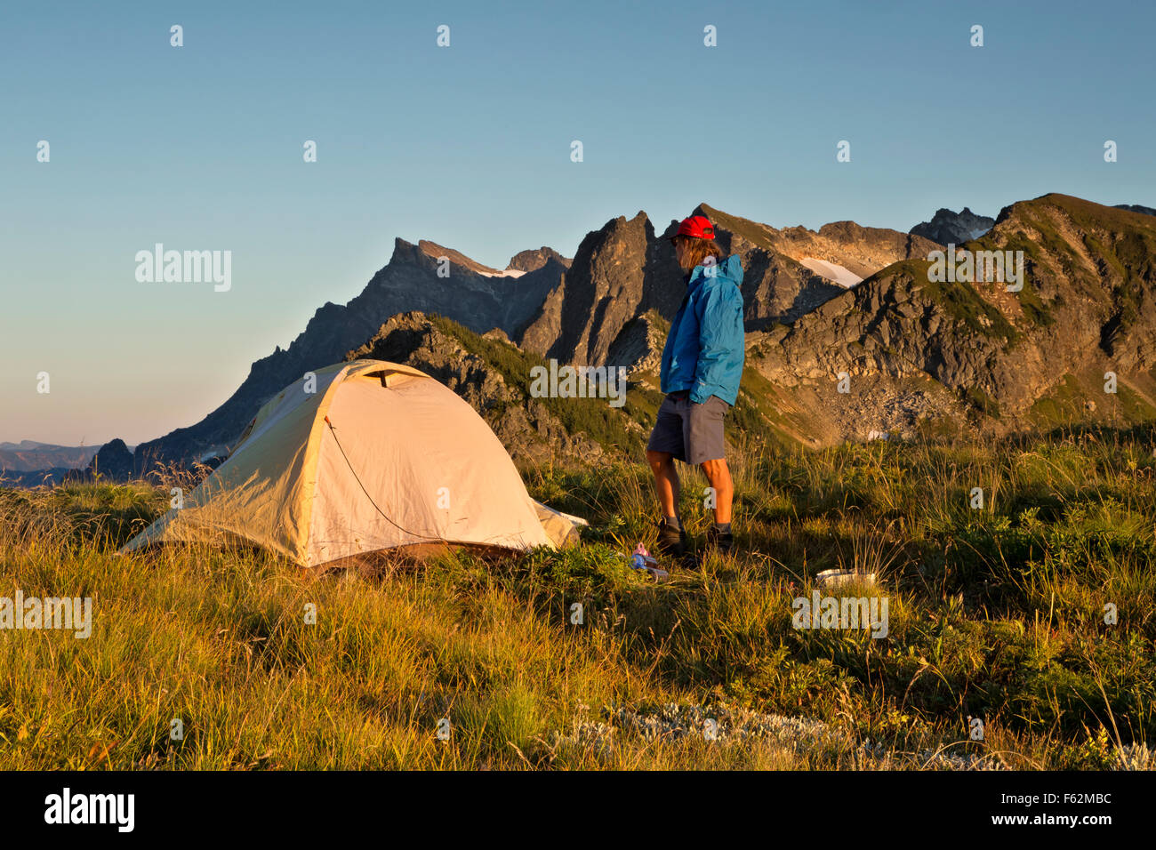 WA10907-00...WASHINGTON - Un goût de camping sur la crête de la liberté Cap au coucher du soleil dans le Glacier Peak Wilderness Area. Banque D'Images