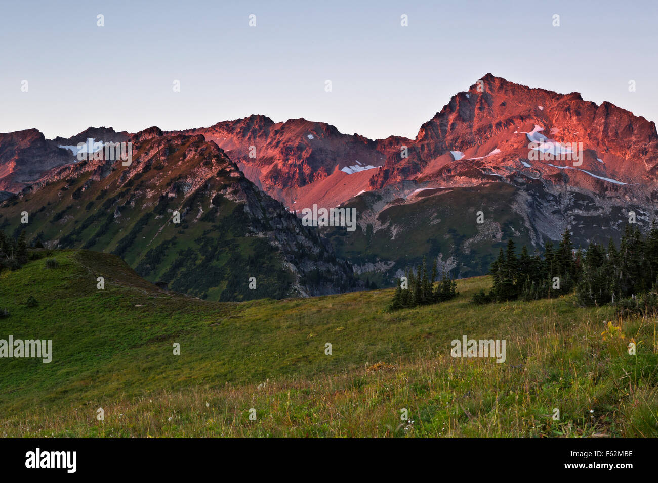 WA10910-00...WASHINGTON - Coucher de soleil sur la montagne forteresse du Liberty Cap dans la région sauvage de Glacier Peak. Banque D'Images