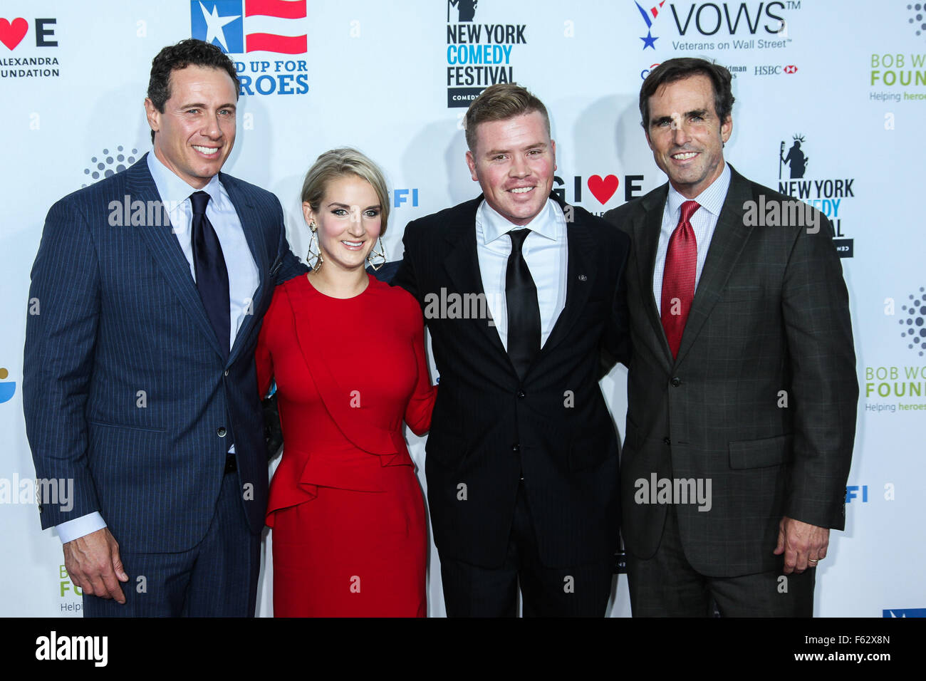 New York, USA. 10 novembre, 2015. Journaliste Chris Cuomo, le sergent USMC Kirstie Ennis, Brian Meyer, et co-fondateur de la Fondation Bob Woodruff Bob Woodruff assister au New York Comedy Festival et le Bob Woodruff Foundation's 9th Annual Stand Up For Heroes Event.Miro Vrlik/Alamy Live News Banque D'Images