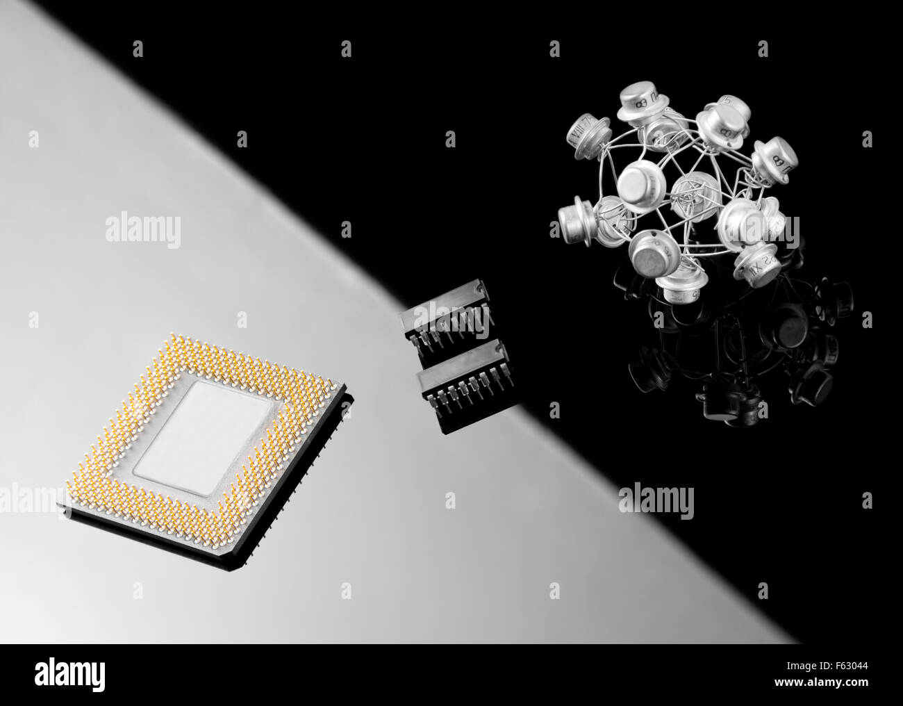 Concept équilibre entre processeur et vieux transistors Banque D'Images