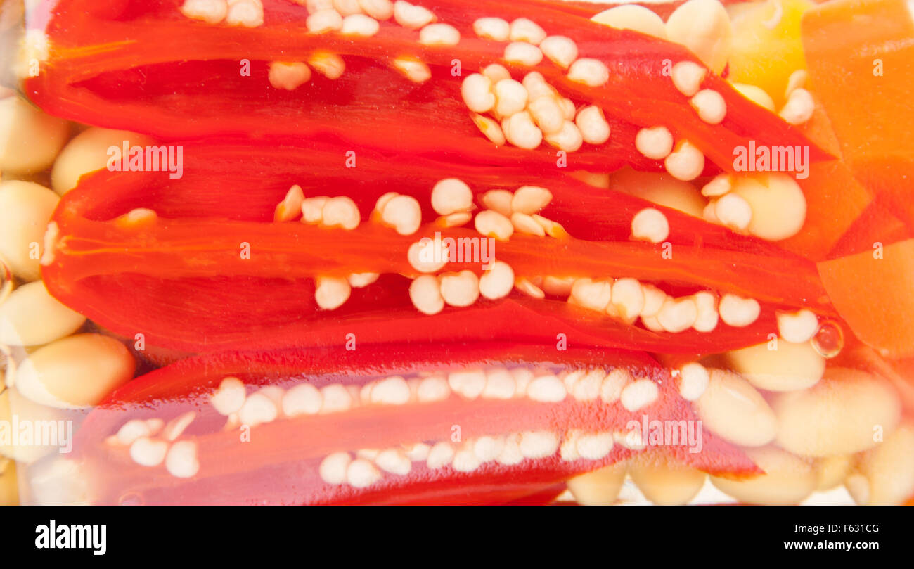 Les légumes en conserve dans un bocal en verre. Utiliser pour le fond Banque D'Images