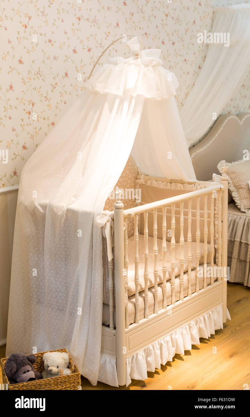 Lit Bebe En Bois Avec Rideau Photo Stock Alamy