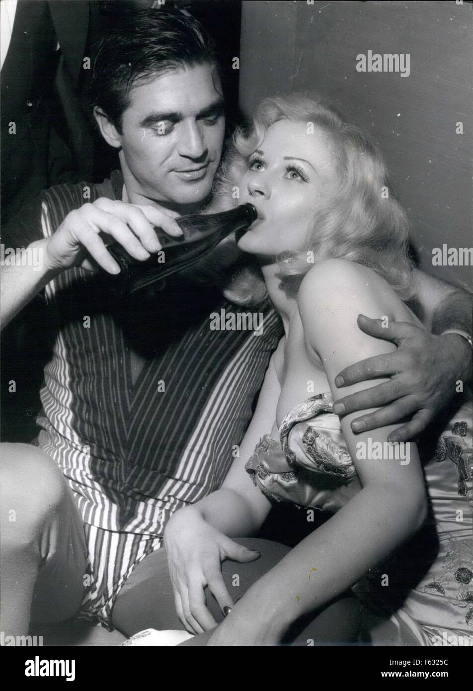 1972 - Sabrina aidé par Steve Cochran essaie l'lager allemande à la boule. © Keystone Photos USA/ZUMAPRESS.com/Alamy Live News Banque D'Images