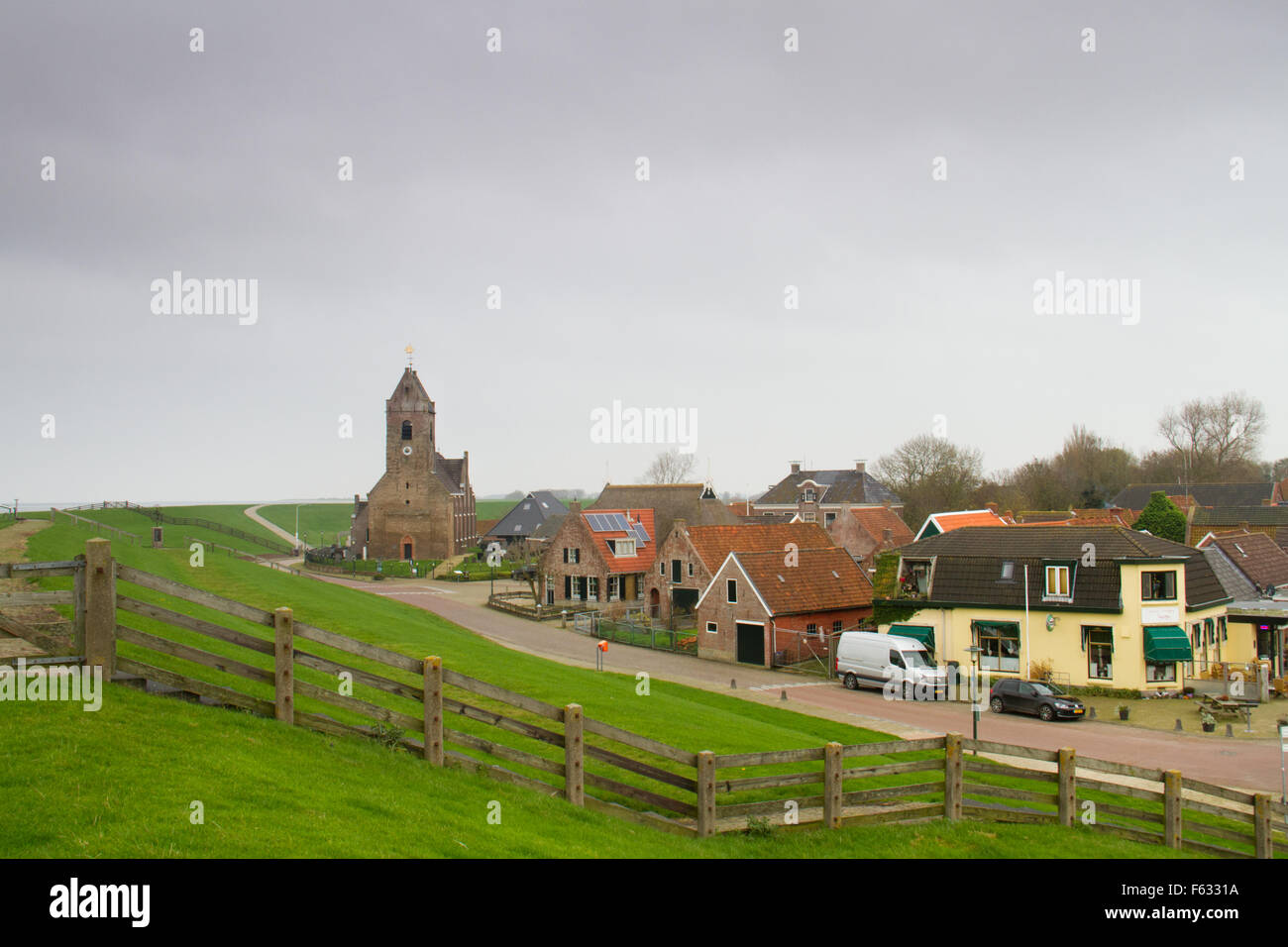 Le village néerlandais Wierum près de la digue Banque D'Images