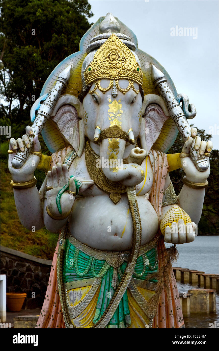 Statue en marbre gris d'un éléphant d'hindouisme Shiva Vishnu Brahma dans un temple près d'un lac à l'ile Maurice Afrique du Sud Banque D'Images