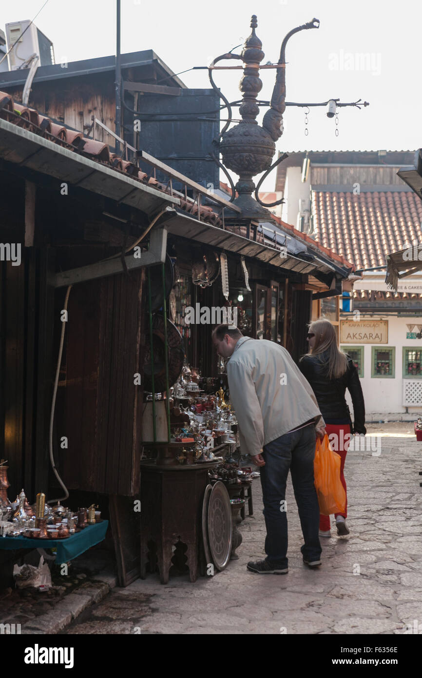 Les touristes de passage coffepots pied et d'autres articles à vendre à Bascarsija - Sarajevo's vieux bazar. Banque D'Images