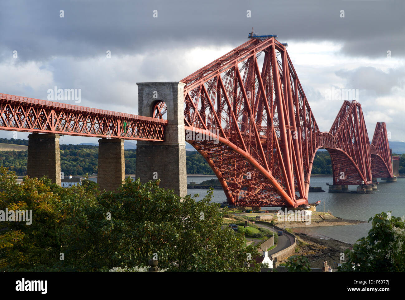 Le Forth Railway Bridge sur le Firth of Forth en Écosse. Banque D'Images