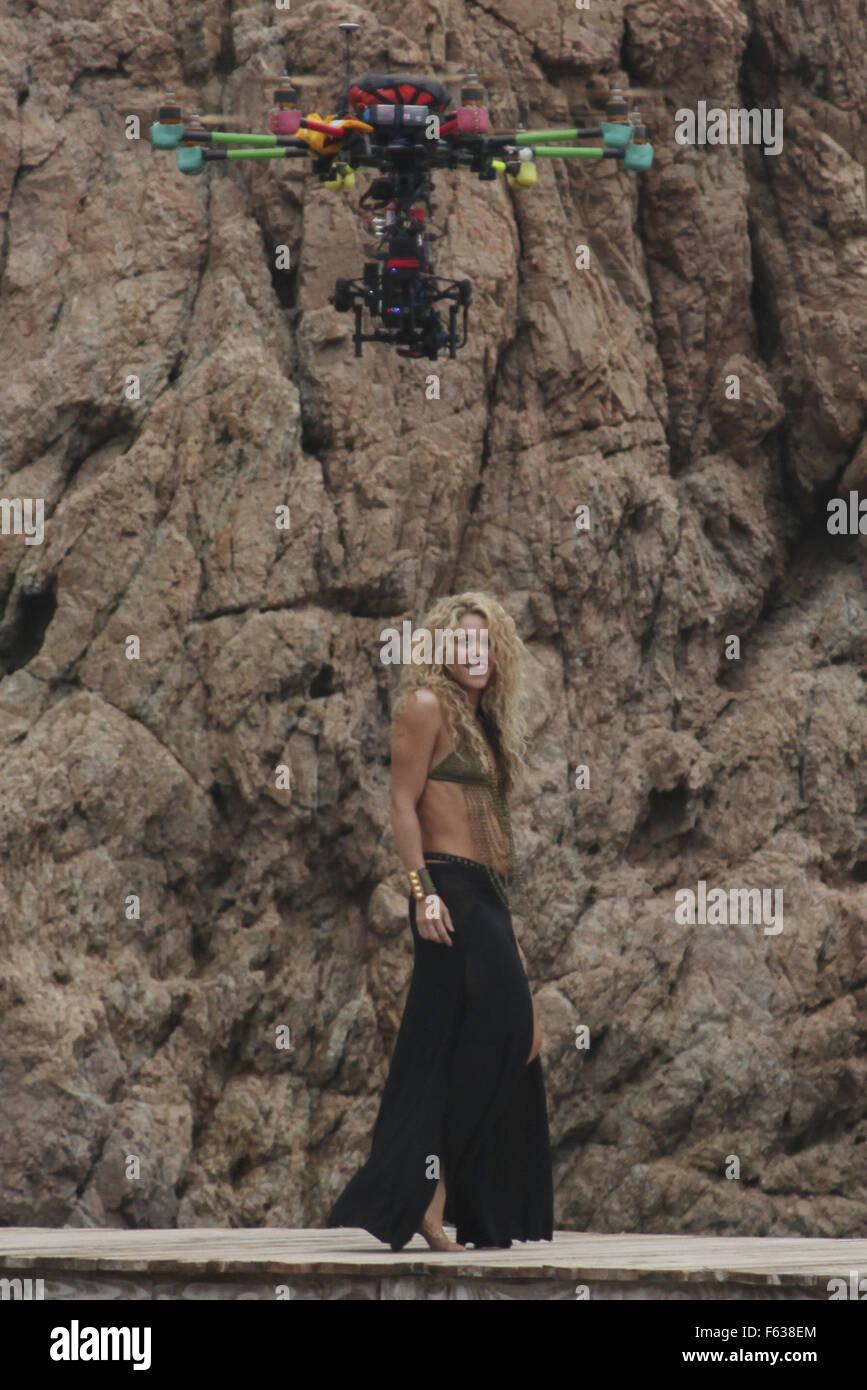 Shakira filme un fonds commercial à Tossa de Mar, Espagne. La chanteuse porte un haut de bikini et une jupe à fentes et est vu jouant avec son fils aîné Milan tout en prenant une pause de tournage. Avec : Shakira Où : Tossa de Mar, Girona, Espagne Quand : 07 Oct 20 Banque D'Images