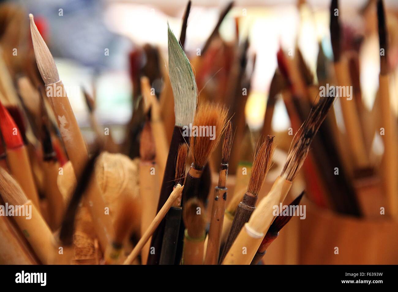 Les pinceaux de calligraphie japonaise calligraphie japonaise au cours de la fête de la brosse le 23 septembre 2015 dans la région de Kumano, Préfecture de Hiroshima, au Japon. Chaque équinoxe d'automne se sont rassemblés dans la ville de montagne où 80  % de la traditionnelle balais sont conçus. Banque D'Images