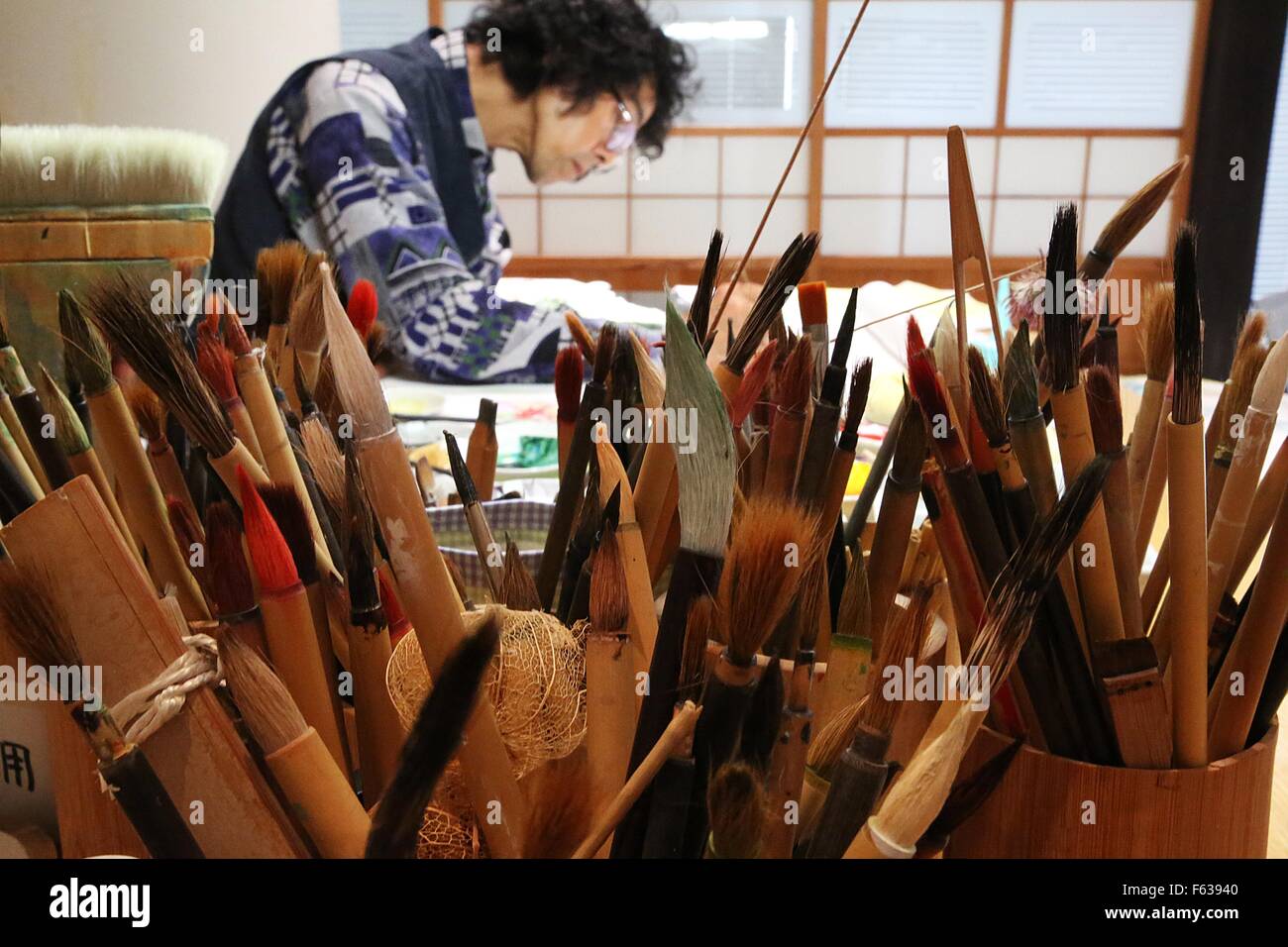 Les pinceaux de calligraphie japonaise calligraphie japonaise au cours de la fête de la brosse le 23 septembre 2015 dans la région de Kumano, Préfecture de Hiroshima, au Japon. Chaque équinoxe d'automne se sont rassemblés dans la ville de montagne où 80  % de la traditionnelle balais sont conçus. Banque D'Images