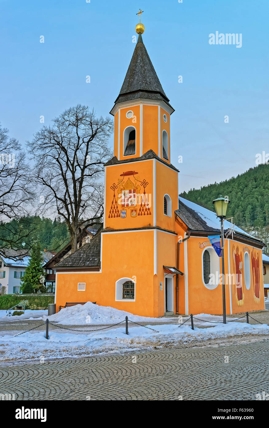 Extérieur de la chapelle Saint-Sébastien de Garmisch-Partenkirchen dans les Alpes bavaroises, l'Allemagne. Il est situé sur le site de l'ancien cimetière de la peste, qui a été mis en place durant la Guerre de Trente Ans Banque D'Images