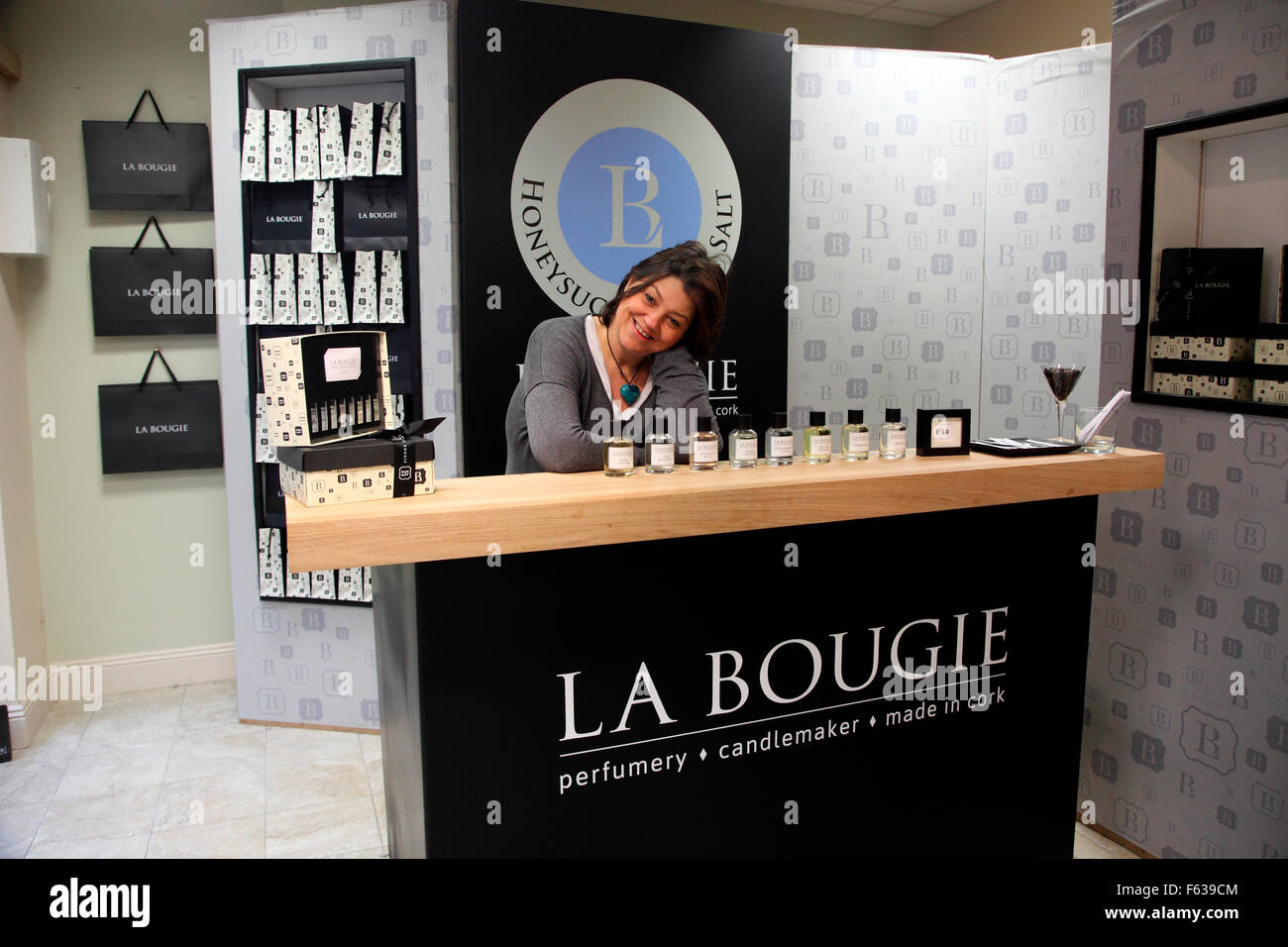 Lucy Hagerty, propriétaire et créateur de parfums et permused bougie sur vente à la bougie parfum shop à Kinsale Banque D'Images