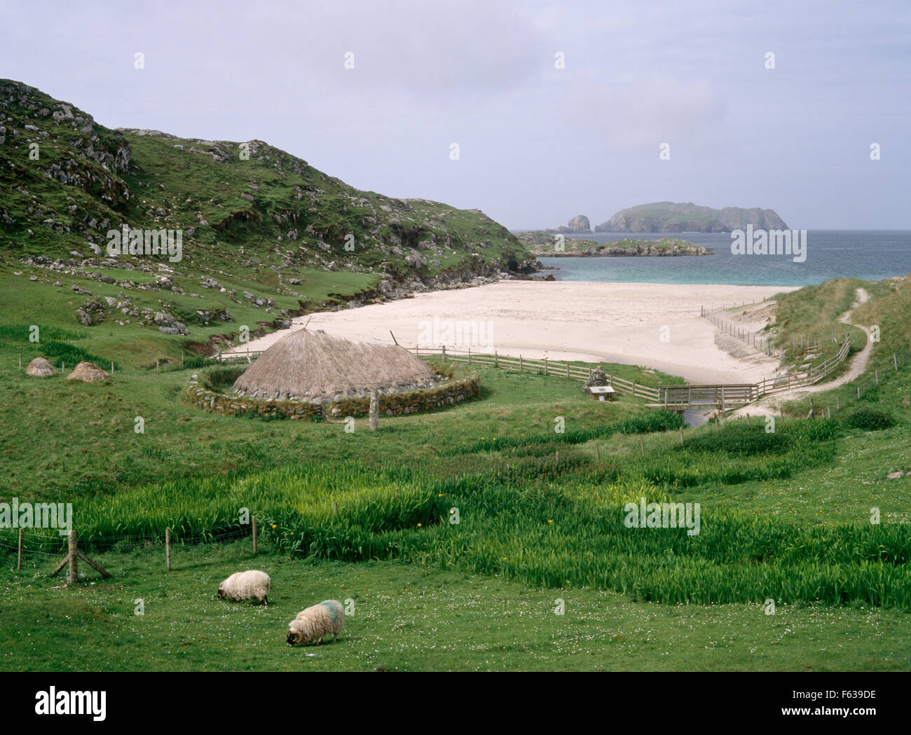 Réplique à l'âge de fer (pré-Viking) figure-de-huit house en tête du Bosta beach, Great Bernera, Lewis, près du site de fouilles des années 1990 d'un groupe de 3. Banque D'Images