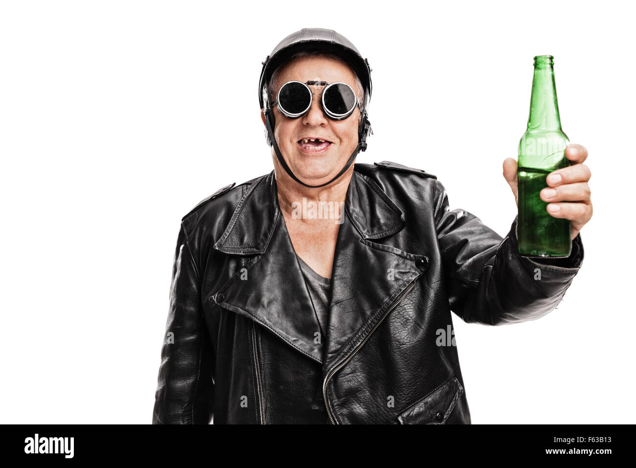 Senior édenté motocycliste en veste en cuir noire et lunettes tenant une bouteille de bière et regardant la caméra Banque D'Images