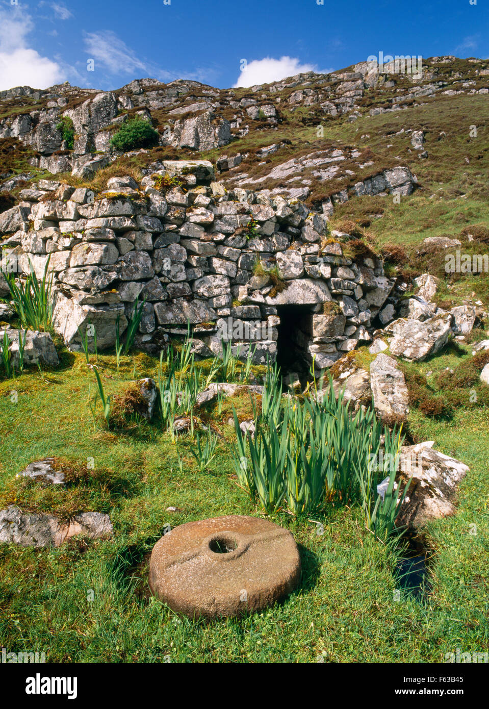 La partie inférieure de trois (autrefois cinq moulins à eau horizontale) à cheval sur la brûler fonctionnant en bas du Loch Loch na Cuilc de Baravat, Péninsule de Valtos, Lewis. Banque D'Images