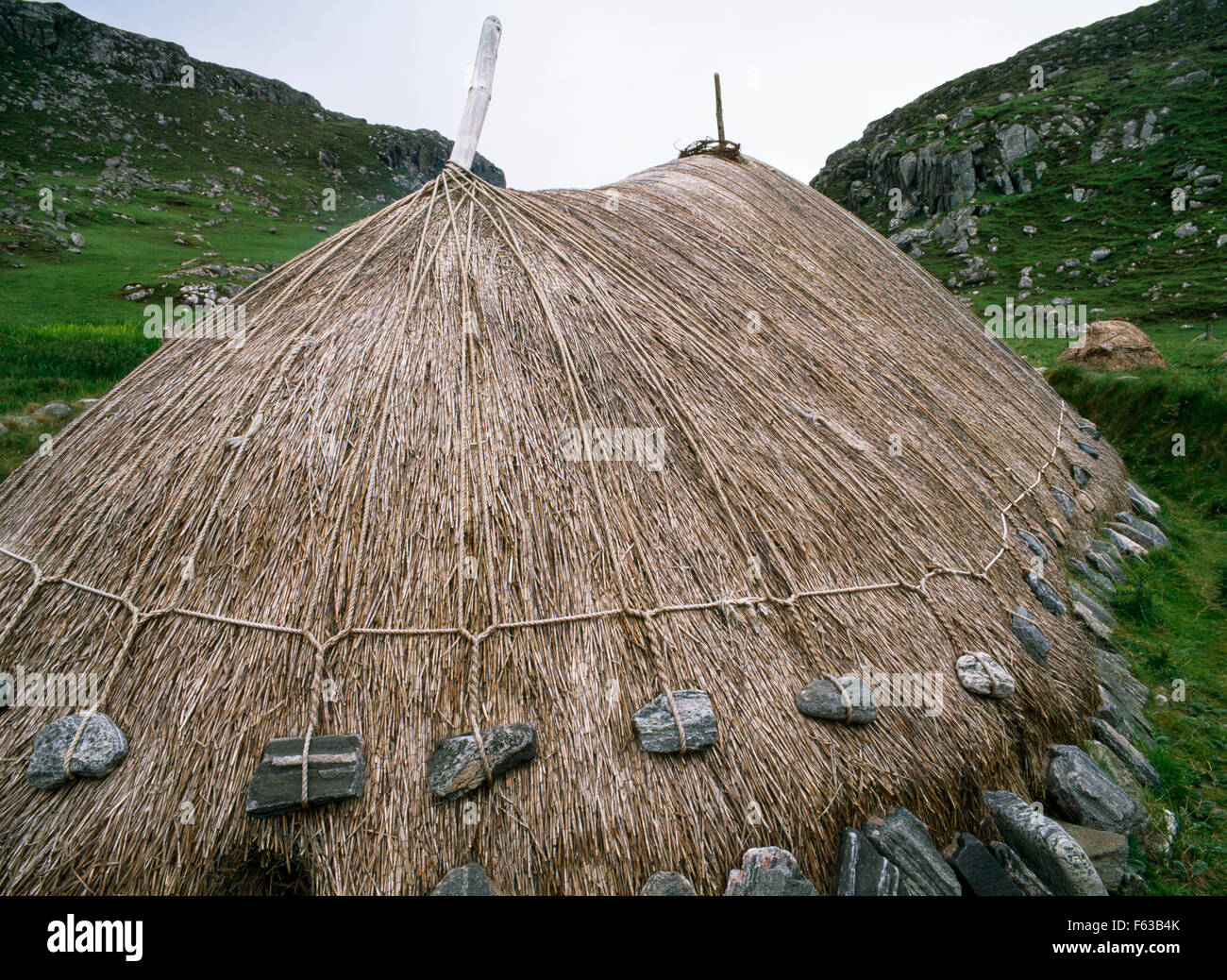 Réplique à l'âge de fer (PICTE) figure de huit chambre en tête du Bosta beach, Great Bernera, Lewis : la paille d'avoine attaché par des filets, des cordes de coco et pierres Banque D'Images